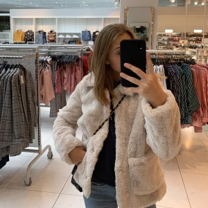 Fluffig jacka  - Fluffig och mjuk jacka från hm. Tyvärr har dne blivit för liten för mig💓