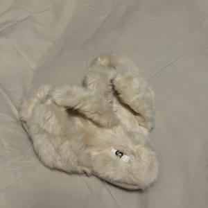 Fluffiga tofflor  - Oanvända, storlek 36/37, innetofflor 