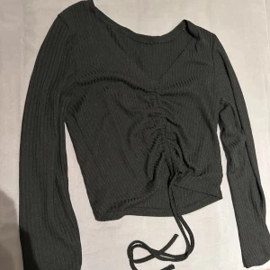 Topp med snörning - Topp där man kan knyta framtill. 