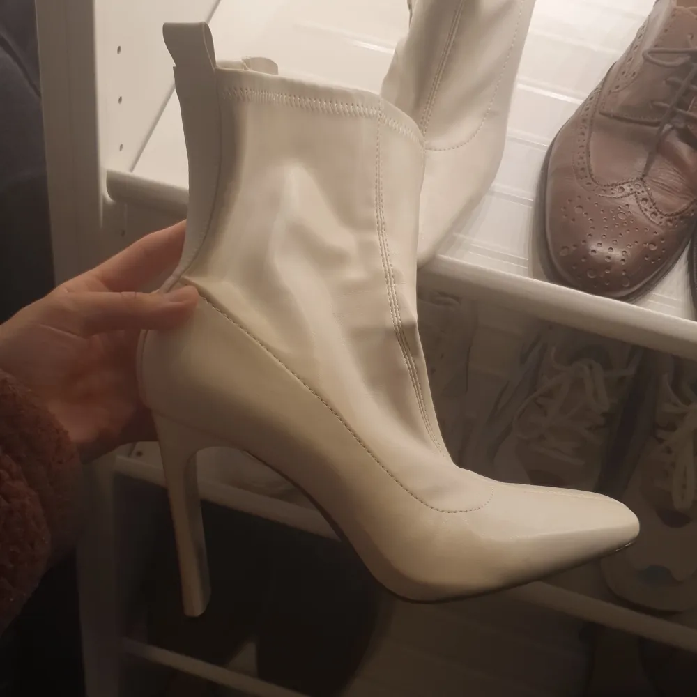 Hej! Säljer dessa as snygga klackskor från Zara. Använda endast ett fåtal gånger. Ordpris 500kr. Kengät.
