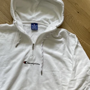 Champion half zipp Hoodie  - Säljer en snygg half zipp hoodie som är nästan oandvänd. Priset går att diskuteras vid snabb affär. 