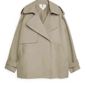 Arket jacka - Säljer denna jacka/ korta trenchcoat från arket💕 fint skick, sparsamt använd, säljer då den inte längre kommer till användning!  Storlek L💕 Nypris: 1799kr