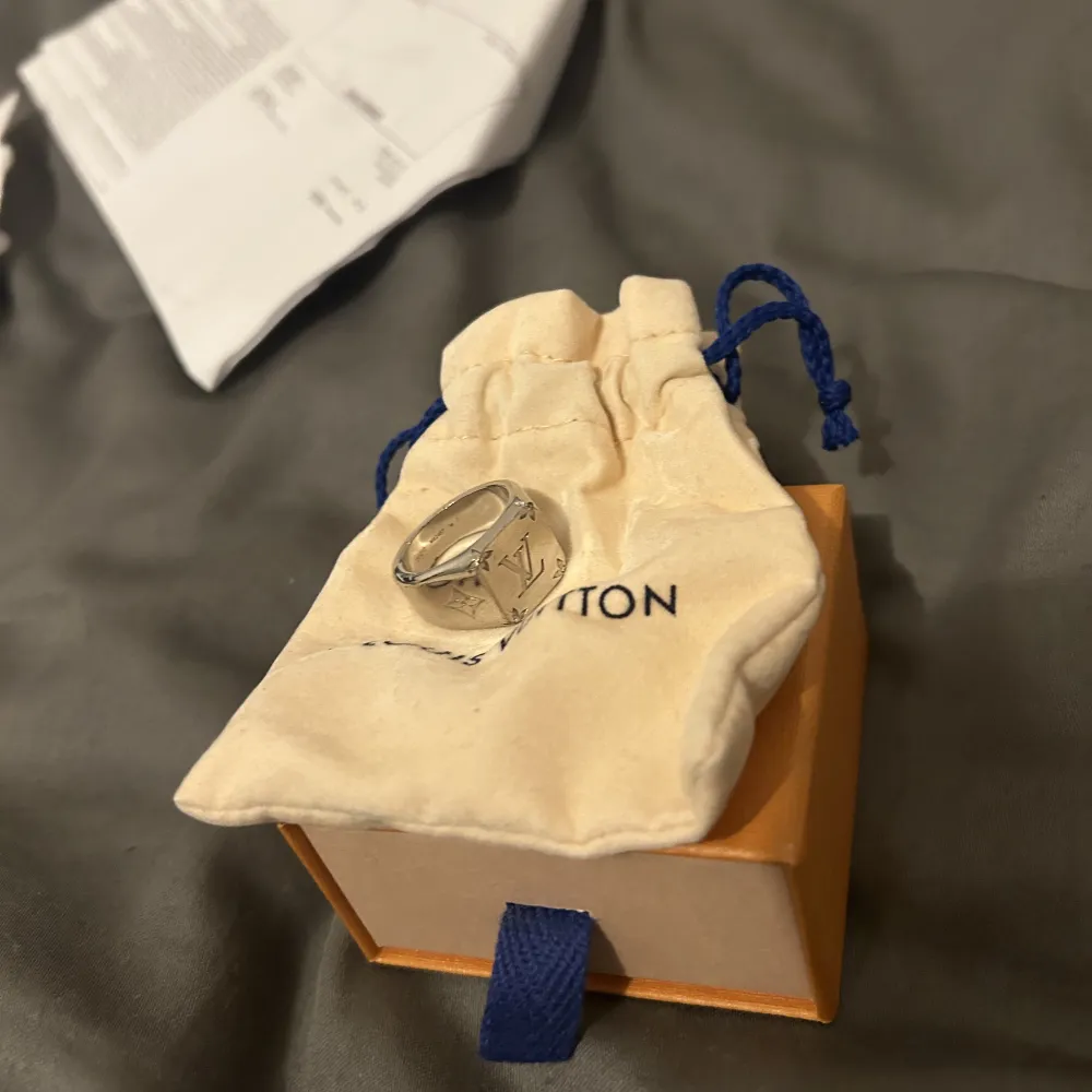 Louis Vuitton ring. Köptes i butik. Kvitto tillkommer. Hör av er vid eventuella frågor. Nypris 4250 kr. . Accessoarer.