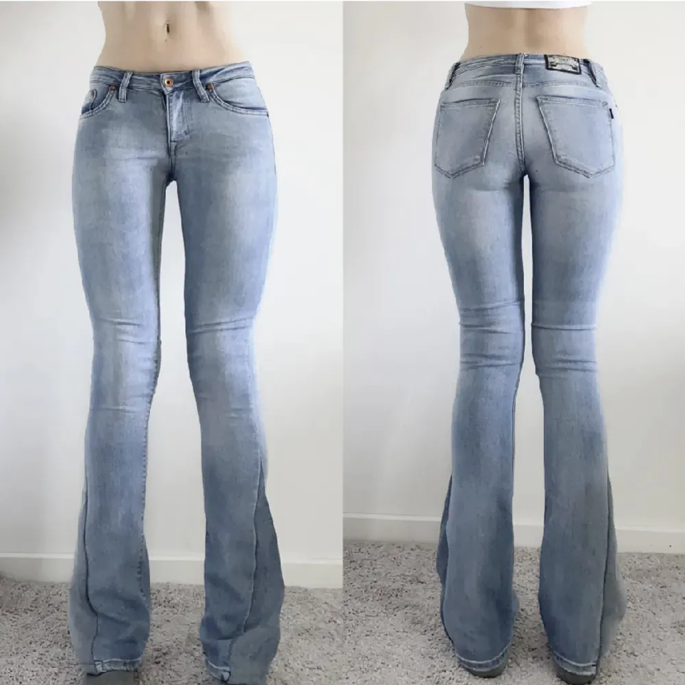 Snygga ljusblåa lågmidjade jeans, bra skick den är i storlek 34 men passade min vän som var 170 och mig som är 155. Jeans & Byxor.