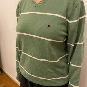 Randig långärmad Tommy Hilfiger sweter med märket på bröstet i bra skick. Superfin nu till hösten och passar även perfekt till en kall vinterdag. Modellen är i storlek s för referens.