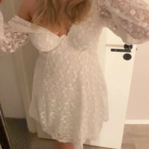 Klänning från Ginatricot  - Klänning som passar perfekt till student, examen eller bara då du vill känna dig extra fin 🤍