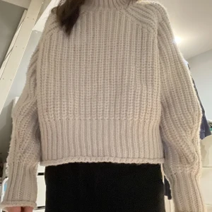 Stickad tröja HM beige - Jätte fin stickad tröja använd 1 gång helt nytt skick ❤️ nypris 400kr hos HM. Orust kan diskuteras men endas vid snabbt köp. Som sagt är den i NY skick så fortfarande billigare än ny. 