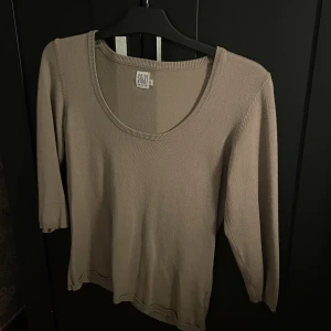 Trekvartsärm tröja   - Fin trekvartärm tröja. Storlek M 