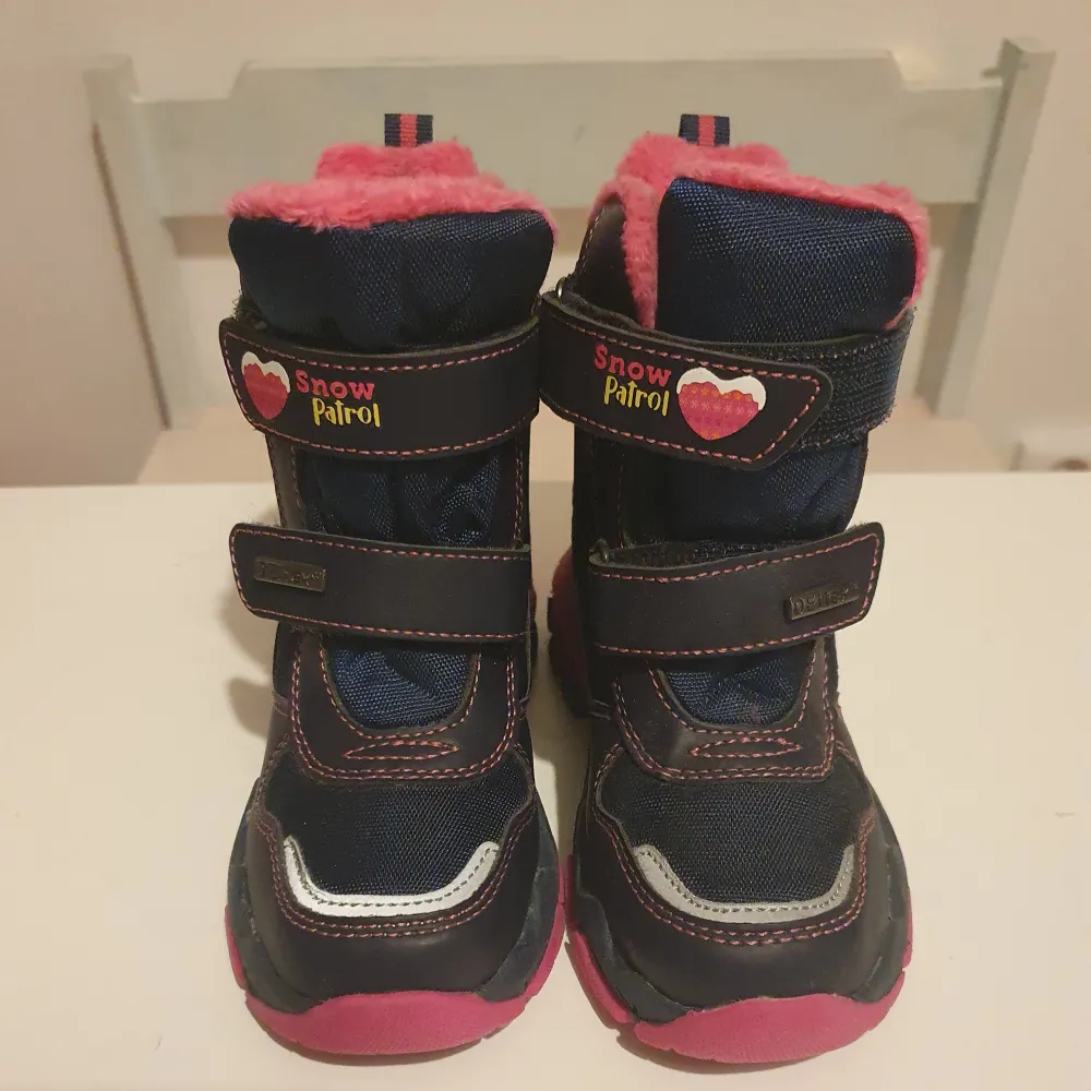 Nyskick endast provad varmfodrade svart/rosa reflexer vattentäta deitex pris 200kr. Kengät.