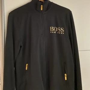 Hugo boss tröja - Säljer nu min Hugo boss tröja som jag knappt andvänt hör av dig vid mer information osv