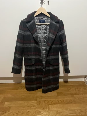 Kappa - En kappa, använd fåtal gånger, ganska så bra skick, köpt för 2500kr säljs för 650kr. Skriv för fler bilder! Kappan är ifrån målet Gant.