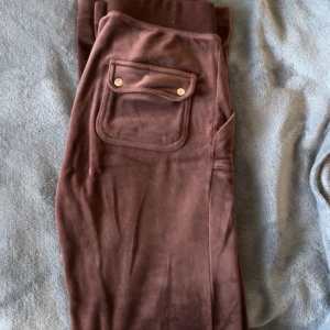 Juicy couture byxor - Säljer dess juicy couture byxor då de tyvärr inte kommer till användning längre❤️jättebra skick