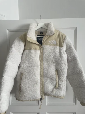 The North face - high pile nuptse - Använd 1 gång och väljer därför att säljas, fungerar för både man och kvinna