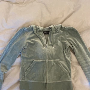Grön Juicy Couture tröja - Säljer min Juicy tröja då den är använd 1-5 gånger, den är nytt skick  säljer för minst 700kr då den kostar 1200kr i vanligtvis. Köparen står för frakten💕