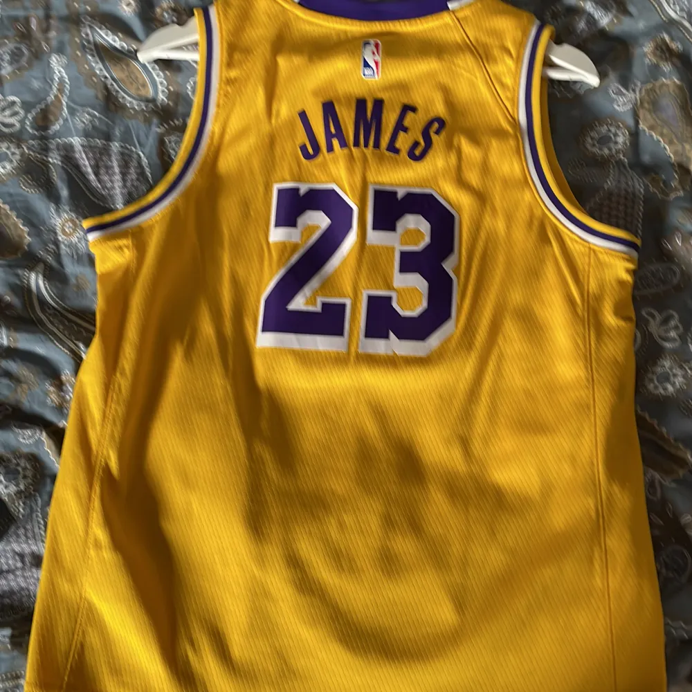 Basketlinnen La Lakers med Lebron James på ryggen. Köpt i los angeles 2018. Aldrig använd. L i barn som motsvarar S. . T-shirts.