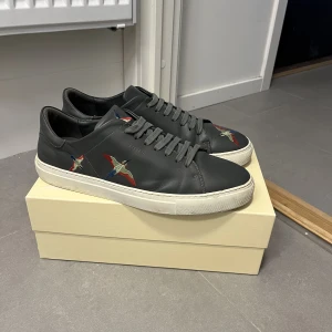 Arigato skor - Gråa arigato skor i storlek 46. I väldigt bra skick, förutom en liten skråma på högra skon. Se på sista bilden. Dom är använda Max 5 gånger