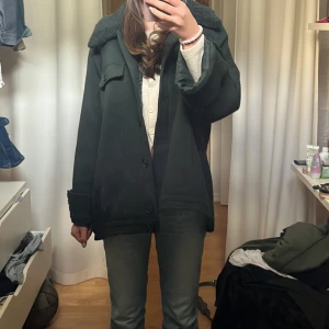 Meotine jacka - Säljer en meotine jacka köpt 2022 för 2500kr, finns inte kvar på hemsidan. Den är i bra skick, inga skador och är som ny. Den är i storlek xs/s men är oversize. 