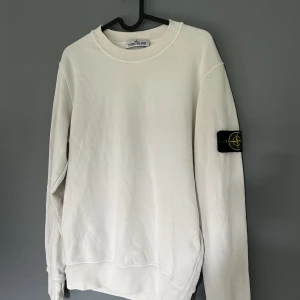 Stone island tröja  - Detta är en stone island tröja. Passar bra till alla outfits. Använd några gånger och där med är skicket 8/10. Ny pris runt 3000 kr. Hör av er för fler frågor😄