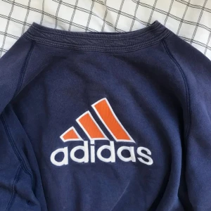 Vintage oversized Adidas hoodie - !Inte mina bilder! Köpt på vinted för 150 kr och säljer nu för 100 kr. Har själv aldrig använt den för den var för kort på mig.