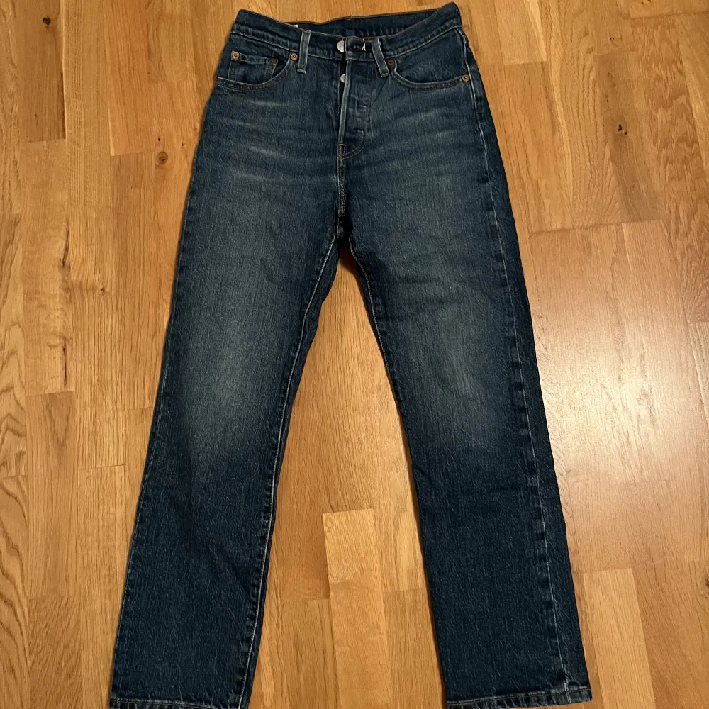 Jeans från Levis i modellen 501 cropp, säljer pågrund av att de är för små för mig❤️ Inga defekter, orginalpris: 1099kr. Jeans & Byxor.