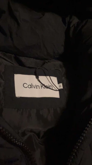 Calvinklein vinter jacka  - Säljer min Calvin Klein vinter jacka som jag köpte förra året i november. Säljer jackan för den har blivit för liten på mig. Inga fel på jackan Inge smuts eller fläckar. Jackan är i storlek XS fast S kan även ha den. Säljer den för väldigt billigt, 950kr.