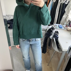 Grön hoodie - Lite kortare modell