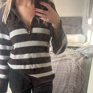 Fin stickad tröja! - Fin stickad tröja från bikbok, använt fåtal gången så i bra skick!