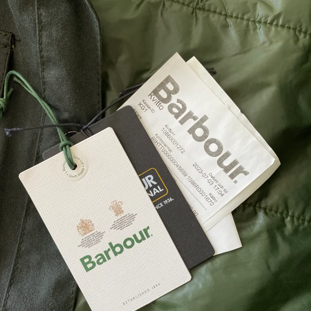 Säljer min Barbour International jacka i storlek M i fint skick i en mörkare olivgrön. Jackan är vaxad och tål regn och vind. Tags och kvitto finns. Kan mötas upp i Sthlm eller frakta. Vid frågor kom DM😆. Jackor.