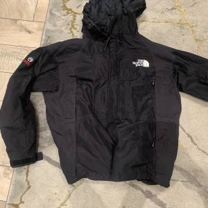 The North Face jacka - En fräsch vinterjacka som är i bra skick, lite slitage på ena armen men inget man tänker på.