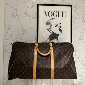Louis Vuitton Keepall 55 - Säljer nu min älskade Louis Vuitton Keepall 55 då den inte kommer till användning längre. Som man kan se på andra bilden så har halva flärpen gått av, men går att lösa om man lämnar in den på en LV butik. Bortsett från detta så är den i väldigt gott skick