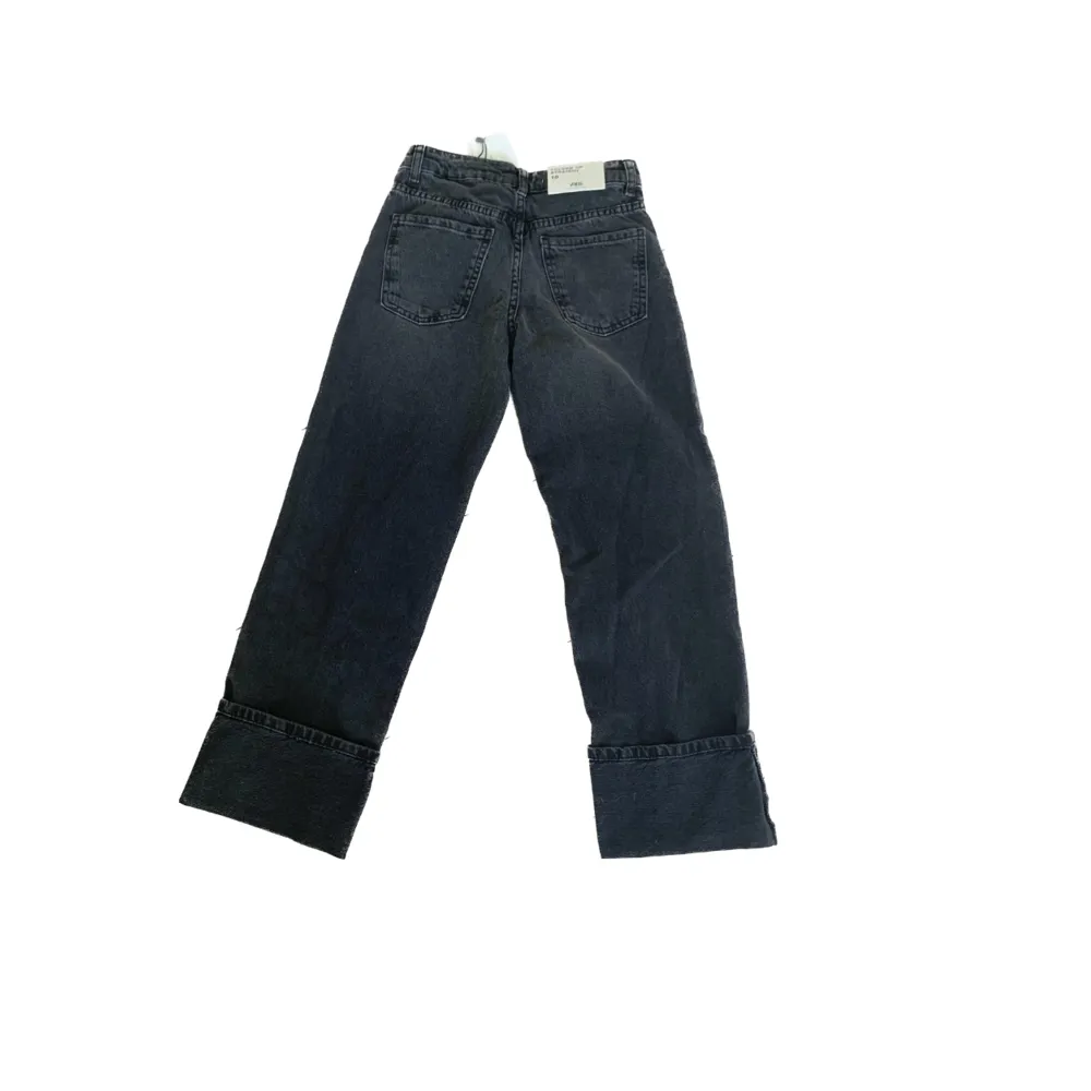 Nya svarta zara jeans med metall design på sidorna. Aldrig använd. Prislapp kvar. Man kan sprätta upp det sista av byxorna för längre byxben. Frakt ingår ej🍓🍒🌺. Jeans & Byxor.