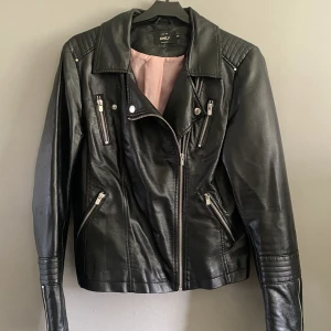 Skinnjacka - Mjuk Snygg bikerjacka i svart. 