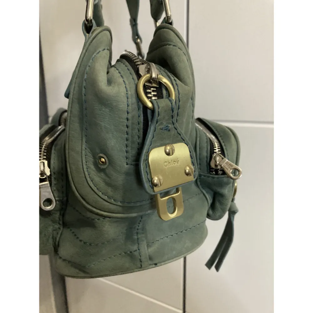 Superfin handväska i ovanlig färg från Chloé i modellen Paddington!! Köpt på Vestiaire Collective tidigare i år men inte hunnit använda den. Säljer pga rensar vid flytt 💕 Buda!!!!. Väskor.