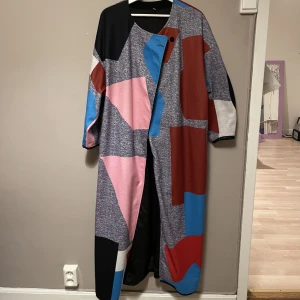 Unik kappa  - Älskad Kappa som tyvärr inte kommer till användning längre!  Fleeceaktigt-material  Tror detta är ett prov för monki som inte gjordes fler produktioner på!   Fläck på sista insidan arm som inte syns när den är på! Se sista bilden 😇  Lång på mig som är 170
