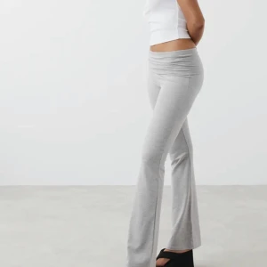 Gråa fold over yoga pants - Populära mjukisarna som man kan vika över vid midjan. Storlek S från h&m. Nyskick. Medveten om att bilden e från ginas hemsida, h&m hade inte någon bild på sin.