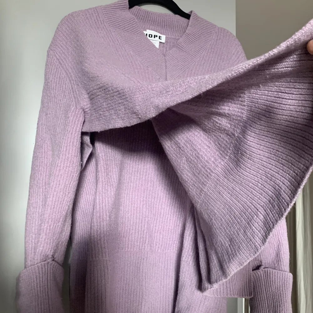 En pastellila ulltröja från HOPE med slitsar längst med sidorna av tröjan. Köpt för ett tag sedan men enbart använd 2 gånger. Storlek 40 men pga slitsarna passar den de flesta.. Tröjor & Koftor.