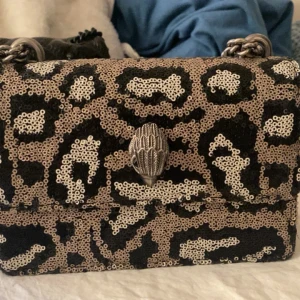 Kurt geiger väska  - Nu säljer jag min älskade Kurt geiger väska eftersom den aldrig kommer till användning❤️fick den i julklapp men knappt fått användning för den❤️original priset var runt 2100