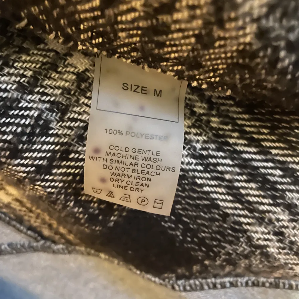 Säljer en ovanlig flannel jag köpte från England i våras. Suttit i min garderob på det sista och säljer den vidare till någon som möjligtvis har mer användning än mig. Stlk M.. Tröjor & Koftor.