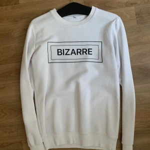 Bizarre tröja - Snygg tröja med tryck Bizarre, trycket lite ”krackelerat” därav billigare pris, annars fint skick!