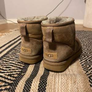 Säljer mina fina Uggs som användes endast en vintern, de har några vatten fläckar som syns på bilden men är annars i toppenskick💗💗