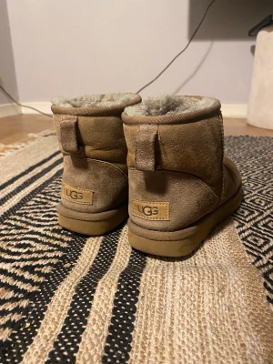 Uggs - Säljer mina fina Uggs som användes endast en vintern, de har några vatten fläckar som syns på bilden men är annars i toppenskick💗💗