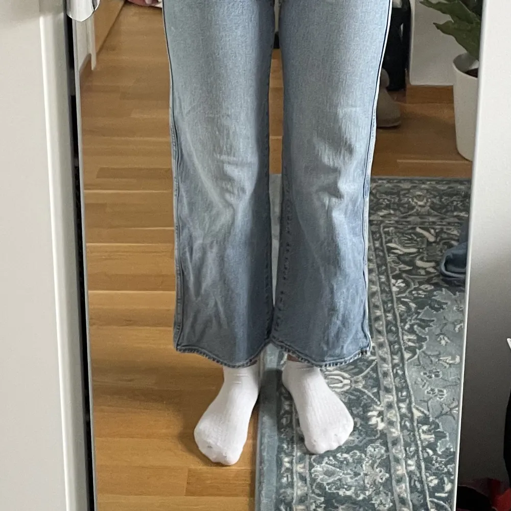 Jeans från weekday. Lite korta på mig som är 163 cm. Skicka gärna för frågor eller fler bilder! Jättebra skick . Jeans & Byxor.