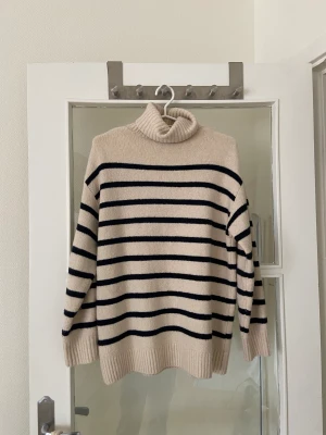 Stickad randig tröja  - Mjukaste material som finns! Från oysho o passar XS-M