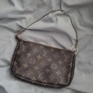 En pochette från louis vuitton som tyvärr används för sällan :( den är vintage och har därför inget kvitto men har screenshots på de tre senaste köpen från tradera. Dragkedjan och remmen är utbytt men original dragsko och remm finns.