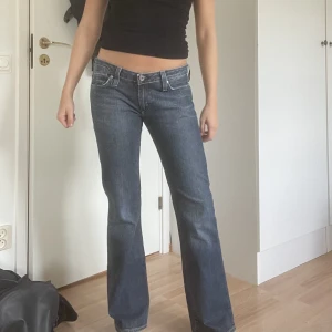 Low waist jeans - Säljer denna skit snygga Low waist vintage jeansen från g-star i ett super bra skick!! 🌟🌺🫶🤩Jag är 169 och bär oftast stl S och sitter perfekt i både längd och midja. Skriv för fler bilder🙌💕
