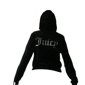 Juicy tröja  - Knappt använd helt nytt skick kan skicka bilder om man vill ha de kan även mötas upp om man bor nära pris kan diskuteras köpte den för 1200