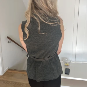 Stickad tröja  - Superfin och trendig stickad tröja med krage och knytning från Zara.