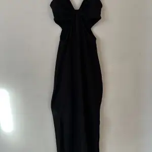Jätte fin svart kläning med slits på sidan  🖤  Perfekt till sommaren Köparen står för frakten   
