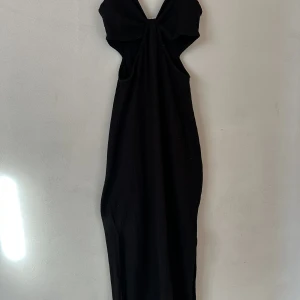 Lång klänning  - Jätte fin svart kläning med slits på sidan  🖤  Perfekt till sommaren Köparen står för frakten   