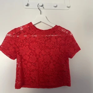 Spets croptop - Oanvänd 